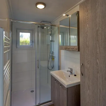 Chalet Recreatiepark Jachthaven De Veerstal - Luxe Lathum
