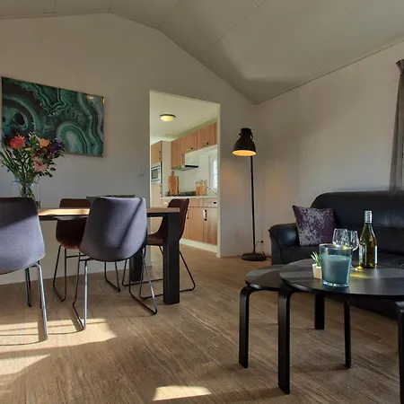 シャレー Recreatiepark Jachthaven De Veerstal - Luxe