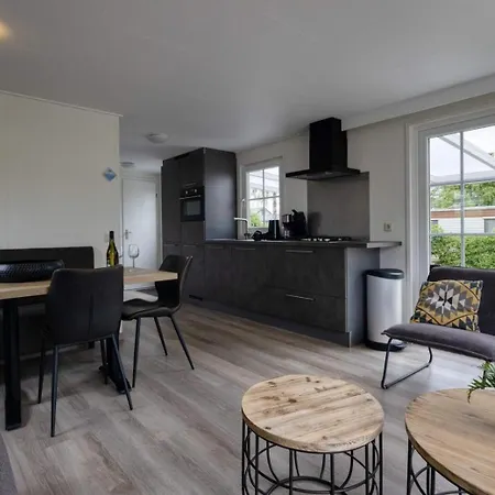 Recreatiepark Jachthaven De Veerstal - Luxe シャレー