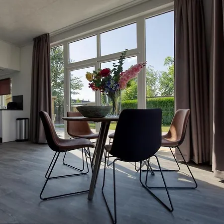 Chalet Recreatiepark Jachthaven De Veerstal - Luxe *