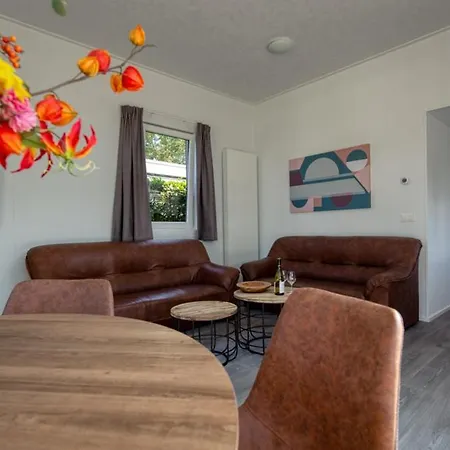 Chalet Recreatiepark Jachthaven De Veerstal - Luxe