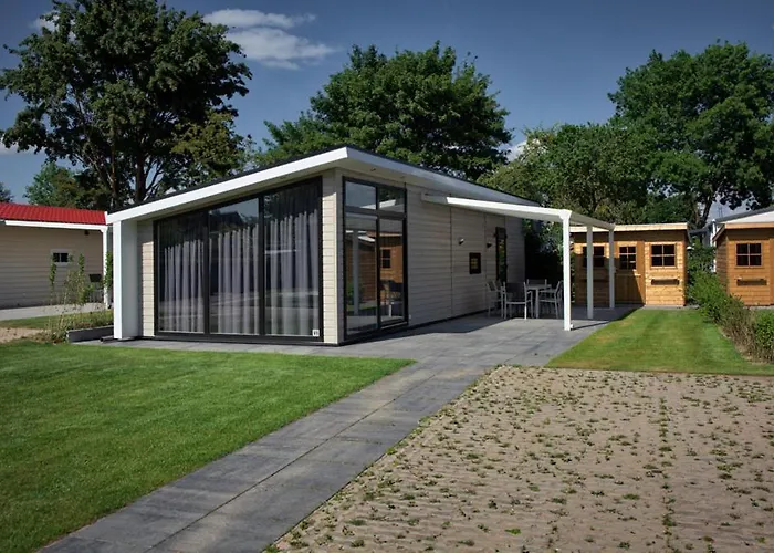 Chalet Recreatiepark Jachthaven De Veerstal - Luxe